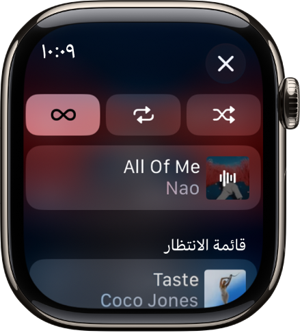 نافذة قائمة المسارات تعرض أزرار خلط وتكرار وتشغيل تلقائي في الأعلى، ثم مسار واحد أدناها مباشرة. بالقرب من الجزء السفلي، يظهر مسار آخر أسفل "التالي". يظهر زر إغلاق في أعلى اليمين.