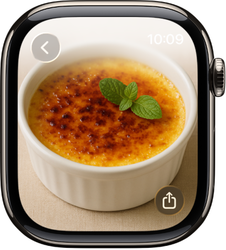 Докато гледате снимка, завъртете коронката Digital Crown за да увеличавате или намалявате, изтеглете, за да преместите видимата част или докоснете два пъти, за да превключвате между режим на преглед на цялата снимка и режим на запълване на екрана. Плъзнете наляво или надясно, за да видите следващата снимка. Бутонът Share (Сподели) е долу вдясно.