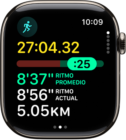 La app Entrenamiento en el Apple Watch mostrando la visualización Ritmo en una rutina de carrera al aire libre. La duración de la carrera se muestra en la parte superior. En la parte inferior, se muestra un regulador que indica cuánto llevas adelantado o retrasado en tu ritmo. En la parte inferior, se muestran Ritmo promedio, Ritmo actual y distancia.