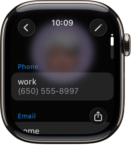 La app Contactos con los detalles de un contacto. Arriba a la derecha se muestra el botón Editar. En el centro de la pantalla se muestran tres campos: número de teléfono, correo electrónico y dirección de casa. Abajo a la derecha hay un botón de compartir y arriba a la izquierda, el botón Atrás.
