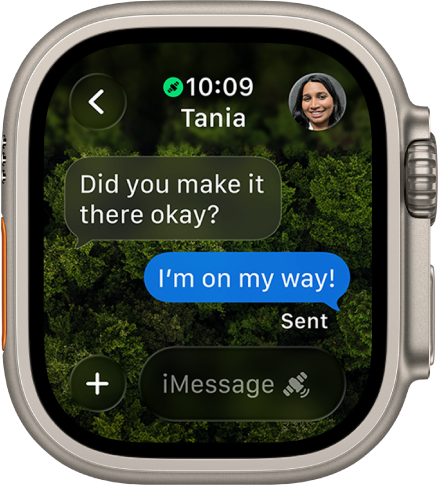 Un écran qui affiche une conversation Messages dont la dernière réponse est dans une bulle bleue accompagnée de la mention « Distribué ». Au bas se trouve le champ de rédaction accompagné d’une icône de satellite, qui indique la capacité de messagerie satellite.