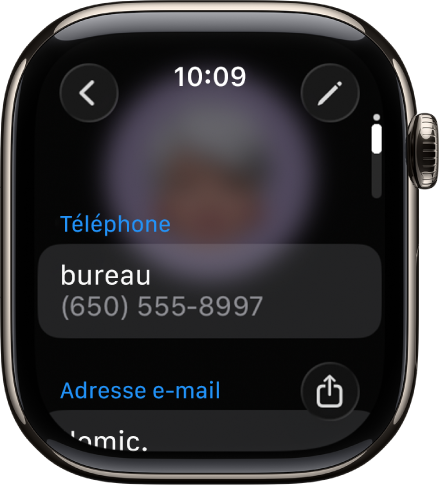 L’app Contacts affichant les coordonnées d’un contact. Le bouton Modifier apparaît en haut à droite. Trois champs apparaissent au milieu de l’écran : numéro de téléphone, adresse e-mail et adresse du domicile. Un bouton Partager se trouve en bas à droite et un bouton Retour est en haut à gauche.