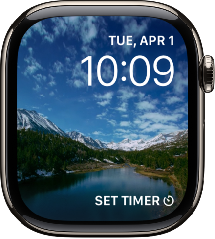 टाइमलैप्स घड़ी का फ़ेस, एक ख़ूबसूरत जगह का टाइमलैप्स वीडियो दिखा रहा है। सबसे नीचे कंपास हेडिंग कॉम्प्लिकेशन है।