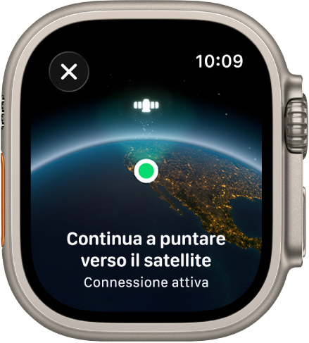 Una schermata con l’icona del satellite su una vista con curvatura della Terra, un indicatore di connessione verde e il testo “Continua a puntare verso il satellite per inviare la posizione”.