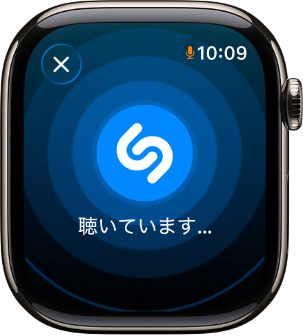 ミュージック認識で識別された曲のタイトルとアーティストが表示された画面。右下に再生ボタンがあります。