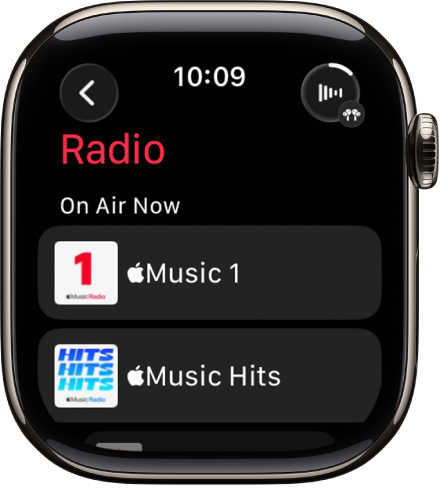 Radio-skjermen som viser tre Apple Music-stasjoner. Spilles nå-knappen er øverst til høyre. Tilbake-knappen vises øverst til venstre.
