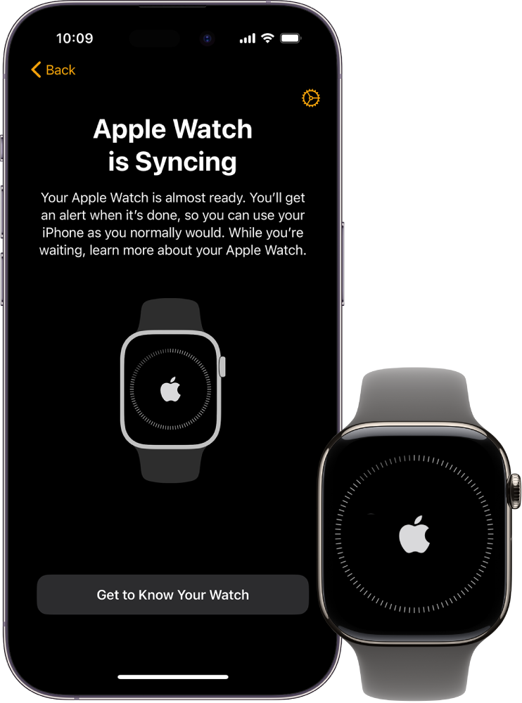 Un iPhone și un Apple Watch, unul lângă altul. Pe ecranul iPhone‑ului scrie „Apple Watch‑ul se sincronizează”. Apple Watch-ul prezintă progresul sincronizării.