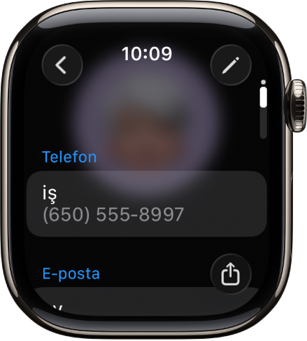 Kişi ayrıntılarını gösteren Kişiler uygulaması. Düzenle düğmesi sağ üstte görünüyor. Ekranın ortasında üç alan görünüyor: telefon numarası, e-posta adresi ve ev adresi. Paylaş düğmesi sağ altta, Geri düğmesi ise sol üstte.