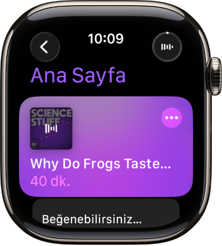 Apple Watch’taki Podcast’ler uygulaması, podcast resmini içeren ana ekranı gösteriyor. Bölümü oynatmak için resme dokunun.