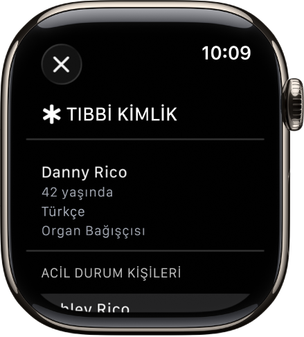 Tıbbi Kimlik ekranı, kişinin adını, yaşını, dilini, organ bağışçısı durumunu ve acil durum kişilerini gösteriyor.