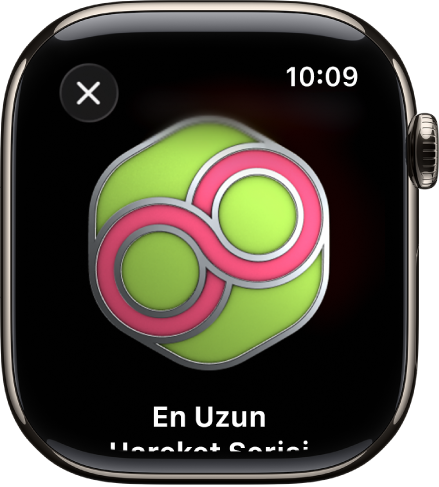 Apple Watch’ta gösterilen bir ödül başarısı. Ödülün altında ödülün bir açıklaması bulunur. Ödülü döndürmek için sürükleyebilirsiniz.