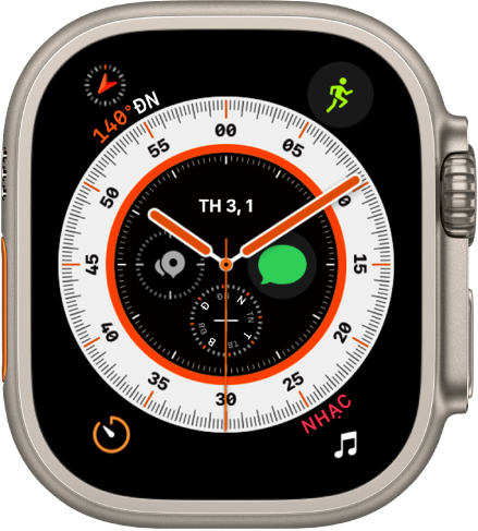 Mặt đồng hồ Người tìm đường đang hiển thị một đồng hồ kim, với tổ hợp Pin ở trên cùng bên trái, Bài tập ở trên cùng bên phải, Hẹn giờ ở dưới cùng bên trái và Nhạc ở dưới cùng bên phải. Có bốn tổ hợp ở gần giữa mặt đồng hồ – Ngày ở trên cùng, Trái Đất ở bên phải, La bàn ở dưới cùng và Tọa độ điểm la bàn ở bên trái.