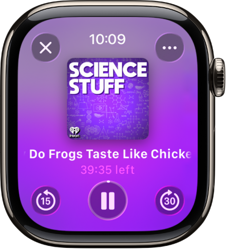 Podcast App 顯示「播放中」畫面,其中包括專輯插圖、單集標題以及畫面中央的餘下時間。畫面底部為「回帶」、「播放/暫停」,以及「快轉」的按鈕。「更多選項」按鈕位於右上方,「取消」按鈕位於左上方。