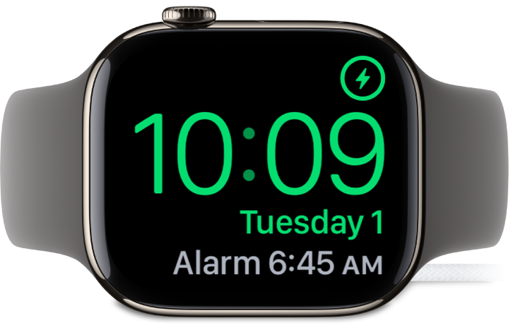 Apple Watch 侧放并充电时,屏幕右上角显示充电符号,在其下方显示当前时间及下一个闹钟时间。