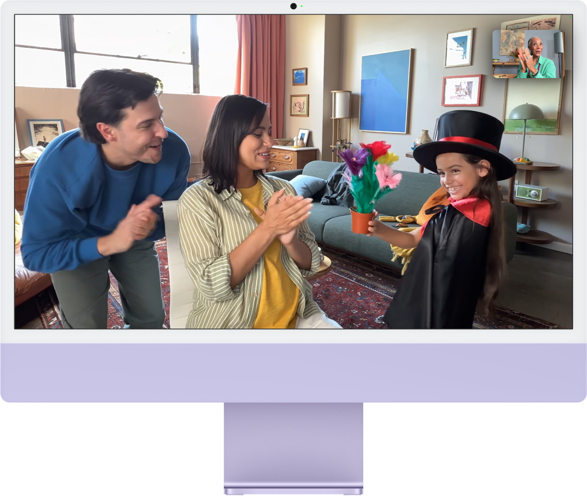 iMac se záběrem lidí využívajícím funkci Centrování záběru