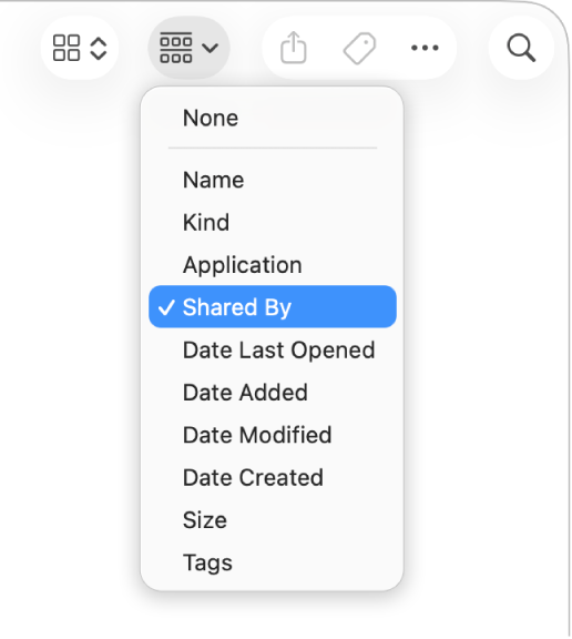 A Csoportosítás gomb a Finder ablak eszközsorán a megnyitott Csoportosítás felugró menüvel és a kijelölt Megosztotta beállítással.