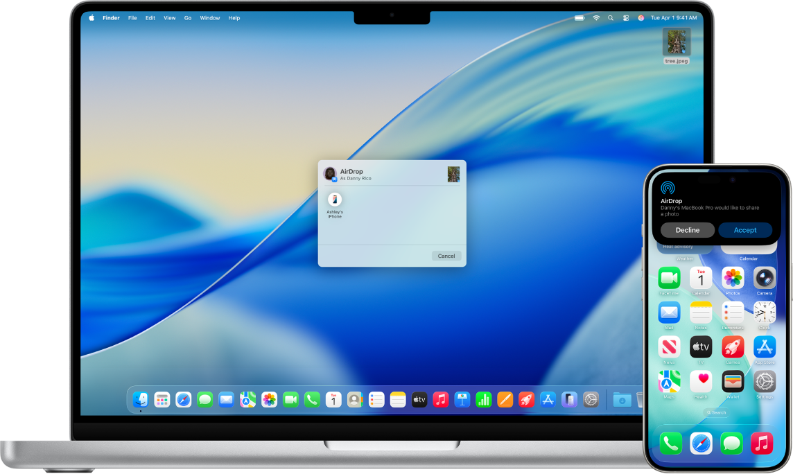 Un Mac vicino a un iPhone. La finestra di AirDrop è aperta sulla scrivania del Mac, pronta per condividere un documento con iPhone. La schermata di iPhone mostra una notifica relativa alla ricezione del documento.