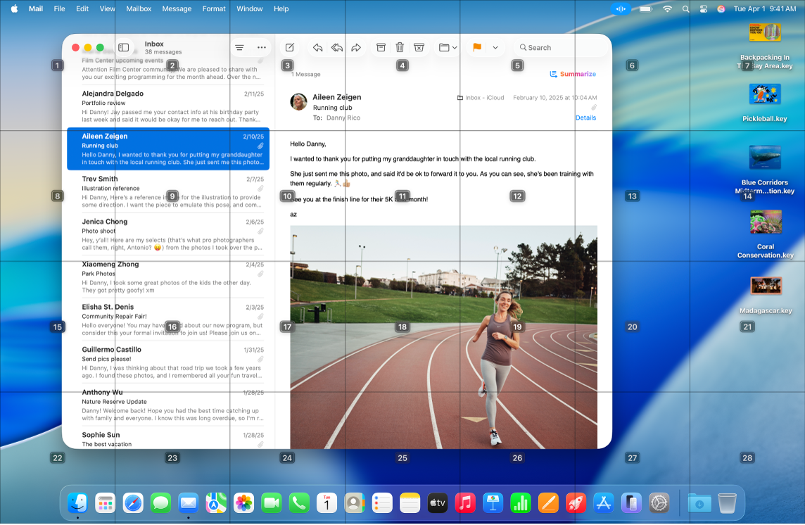 L’app Mail aperta sulla scrivania del Mac, con una griglia in sovrapposizione. Ogni cella nella griglia è etichettata con un numero. L’icona di “Controllo vocale” è sulla barra dei menu.