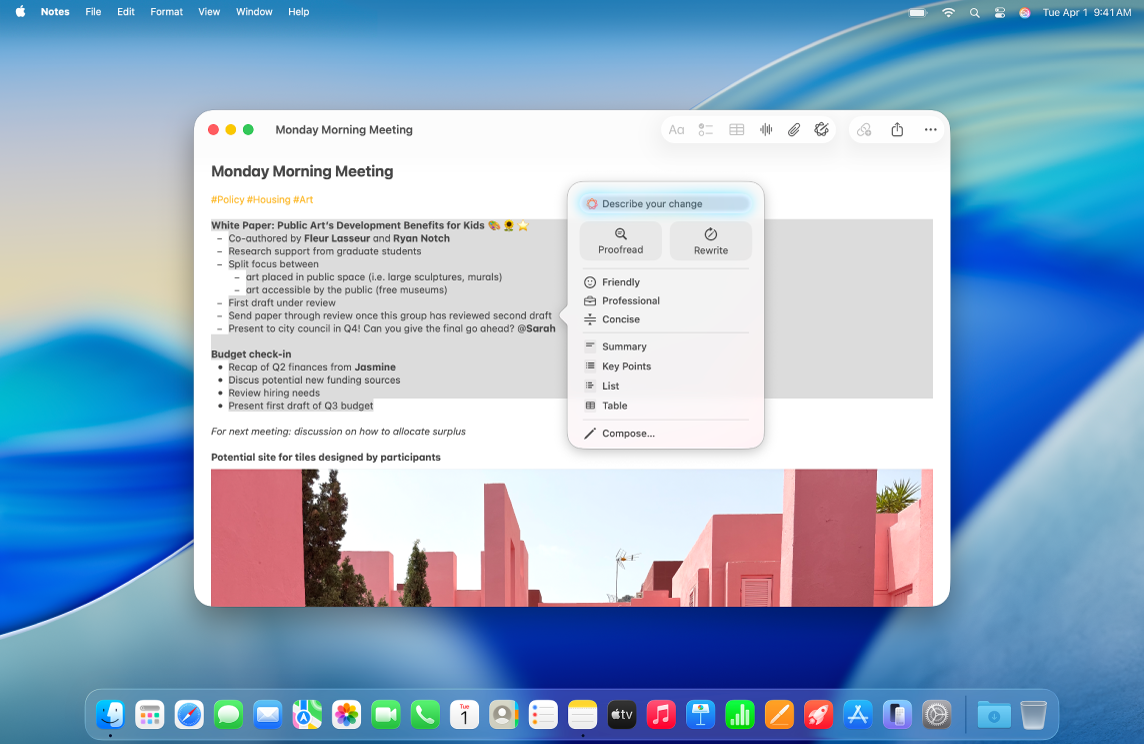 Aplicația Notițe de pe Mac afișând o notiță cu text selectat și dialogul „Instrumente de scris” deschis. Dialogul „Instrumente de scris” are un câmp „Descrieți modificarea” în partea de sus, iar sub acesta se află opțiuni pentru corectare, rescriere, schimbarea tonului de scriere și rezumarea sau reorganizarea textului.