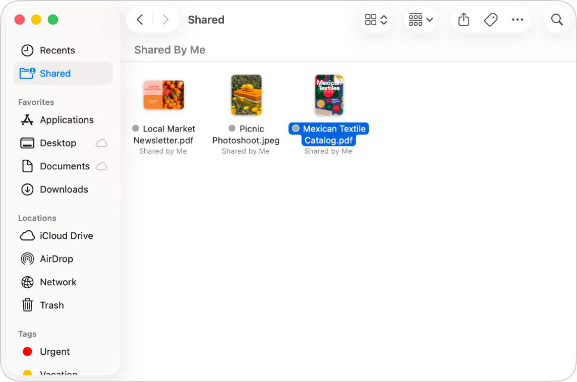 Okno Findera s vybratým priečinkom Zdieľané v postrannom paneli a položkami napravo, ktoré zdieľa aktuálny používateľ.