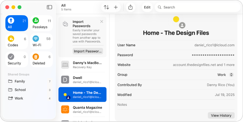Huvudskärmen för appen Lösenord visar typerna av lösenord i sidofältet till vänster (med Alla markerat), en lista över alla lösenordskonton i mitten (med Home - The Design Files markerat) och information om kontot för Home - The Design Files till höger.