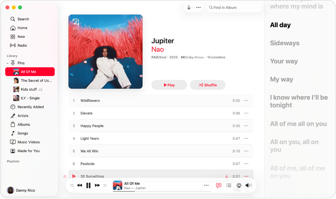 播放中的歌曲,歌詞在右側搭配音樂同步顯示於螢幕上。