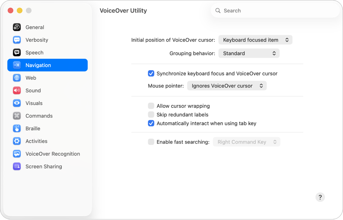 Okno Narzędzia VoiceOver z zaznaczoną kategorią Nawigacja na pasku bocznym po lewej oraz opcjami widocznymi po prawej. W prawym dolnym rogu okna znajduje się przycisk pomocy, pozwalający na wyświetlanie pomocy internetowej VoiceOver, omawiającej dostępne opcje.