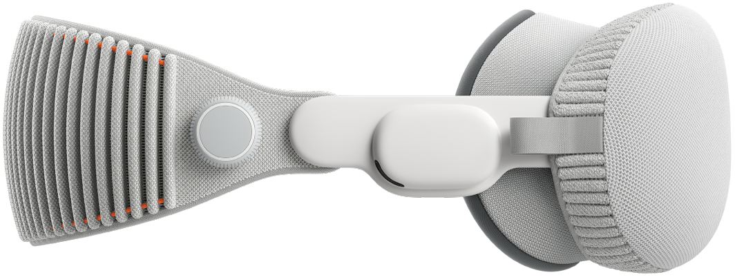 Apple Vision Pro مُركَّب عليها الغطاء لحماية الزجاج.