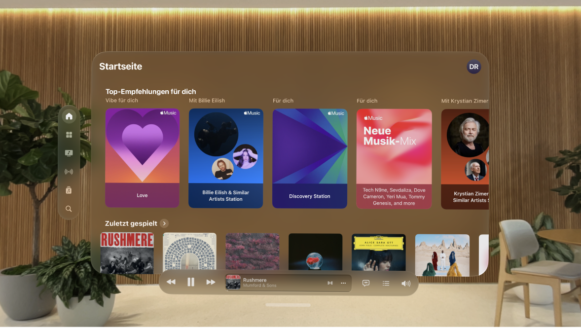 Ein Fenster der App „Musik“ auf der Apple Vision Pro mit den Steuerelementen des Players unten im Fenster.