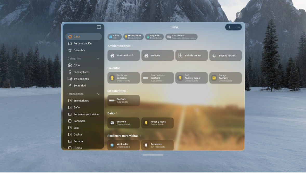 La app Casa en el Apple Vision Pro mostrando una casa con accesorios ordenados en categorías y habitaciones.