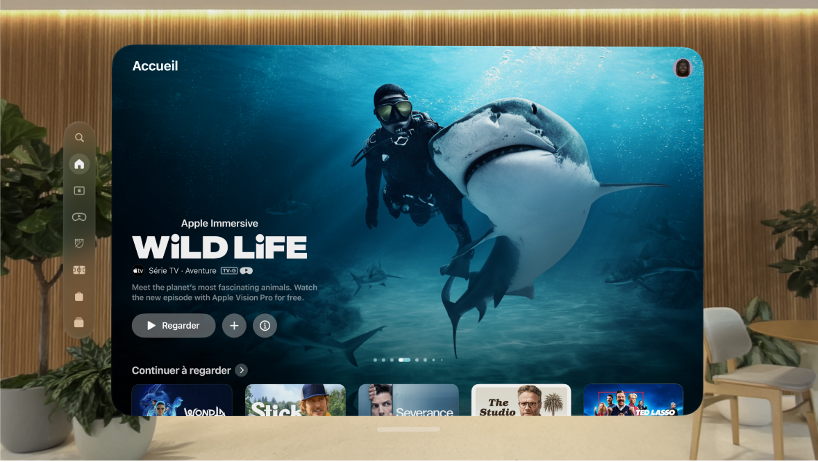 L’app Apple TV sur l’Apple Vision Pro, présentant l’onglet Maison. Plusieurs séries sont affichées à la sélection.