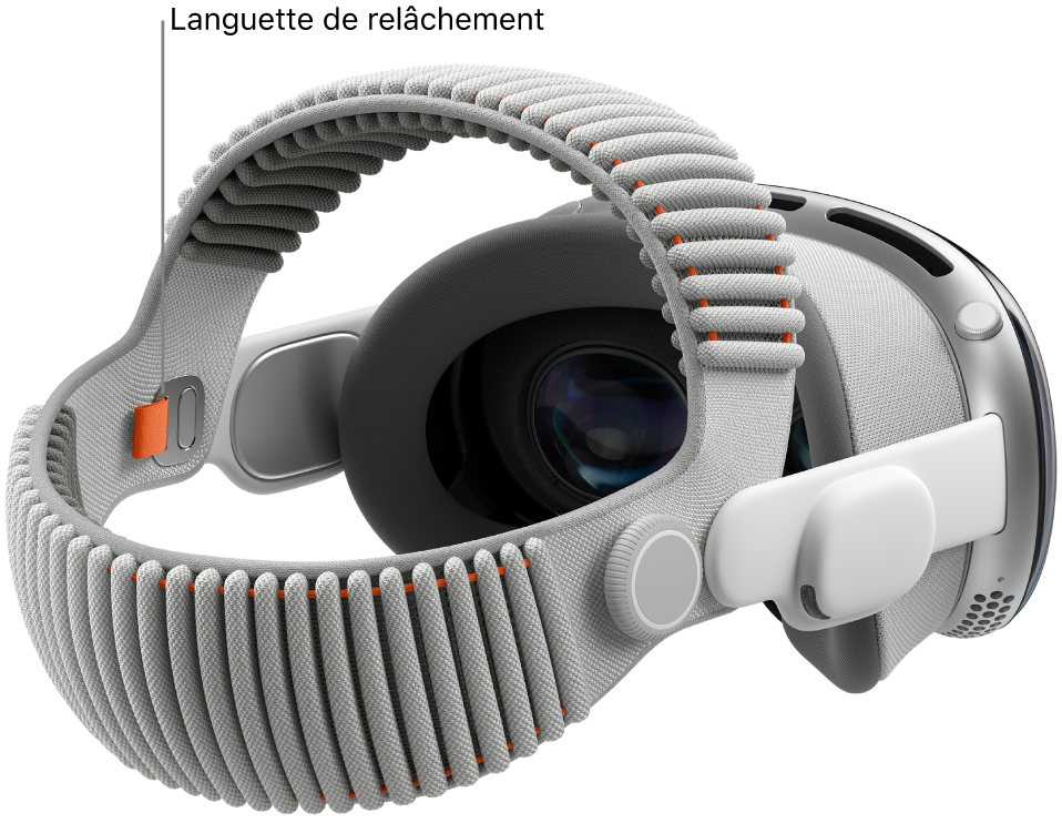 L’Apple Vision Pro sur lequel est fixé le bandeau tissé à sangle double. Une languette de relâchement orange est visible sur l’intérieur du bandeau tissé à sangle double.