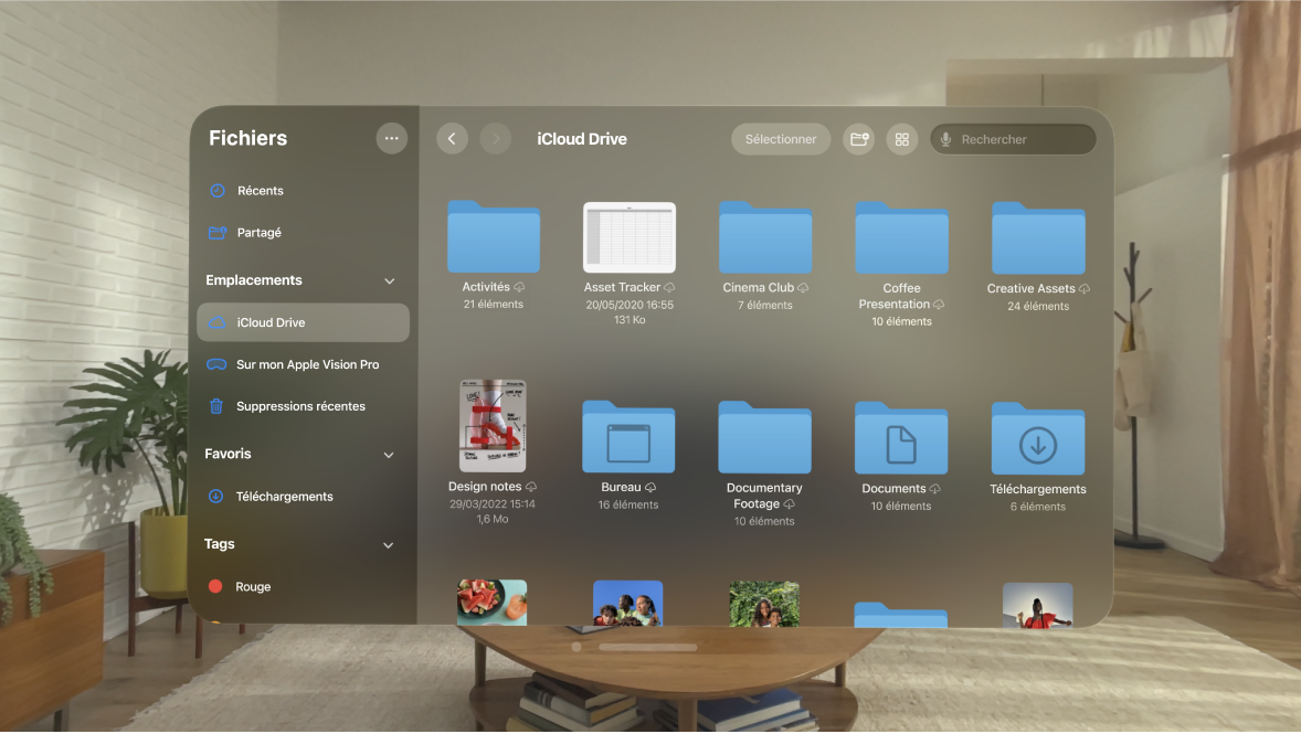 L’app Fichiers sur l’Apple Vision Pro, affichant des dossiers et des fichiers dans l’emplacement iCloud Drive.