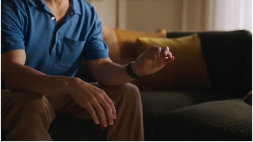 人差し指と親指をタップして、Apple Vision Proで何かを選択している人。