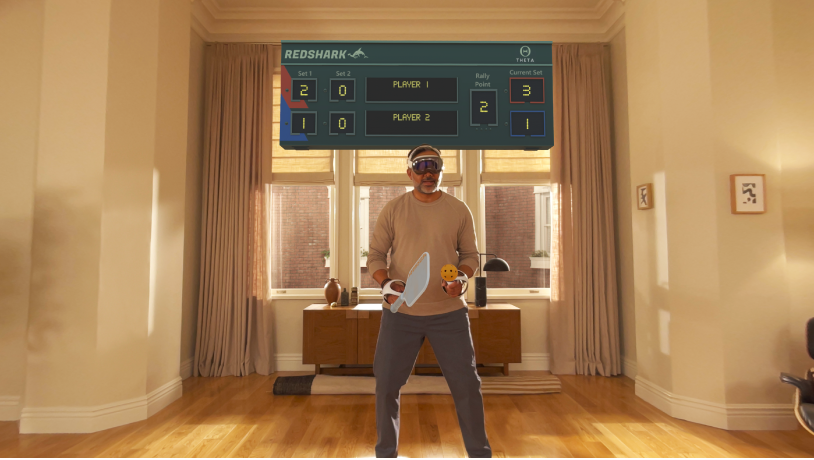 一個人戴著 Apple Vision Pro 並使用已連接的控制器來玩 Apple Arcade 中的遊戲。