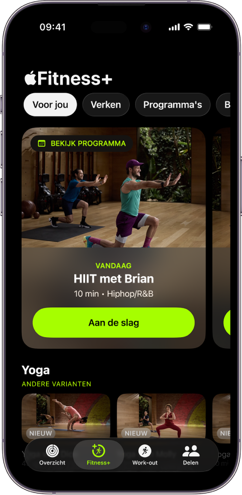 Het scherm 'Voor jou' in Apple Fitness+, met een work‑out in een aangepast programma en aanbevolen yogawork‑outs.