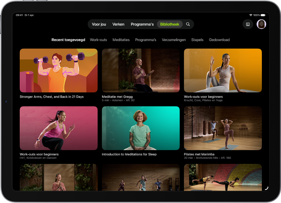 Het bibliotheekscherm in Apple Fitness+, met work‑outs, meditaties en programma's. Boven in het scherm staat een rij met categorieën.