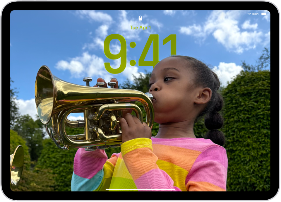 iPad কাস্টম ছবিসহ লক স্ক্রিন যা স্ক্রিনটি জুড়ে আছে।