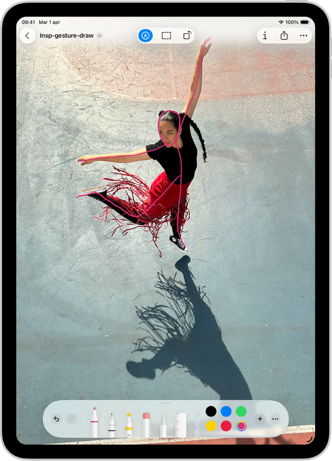 Una nota è aperta nell’app Note e nella parte inferiore dello schermo è presente la barra degli strumenti di modifica. Gli strumenti di modifica da sinistra a destra sono: Penna, “Linea singola”, Pennarello, Gomma, Laccio, Righello e Matita, seguiti dal selettore colore, dal pulsante Aggiungi e Altro.