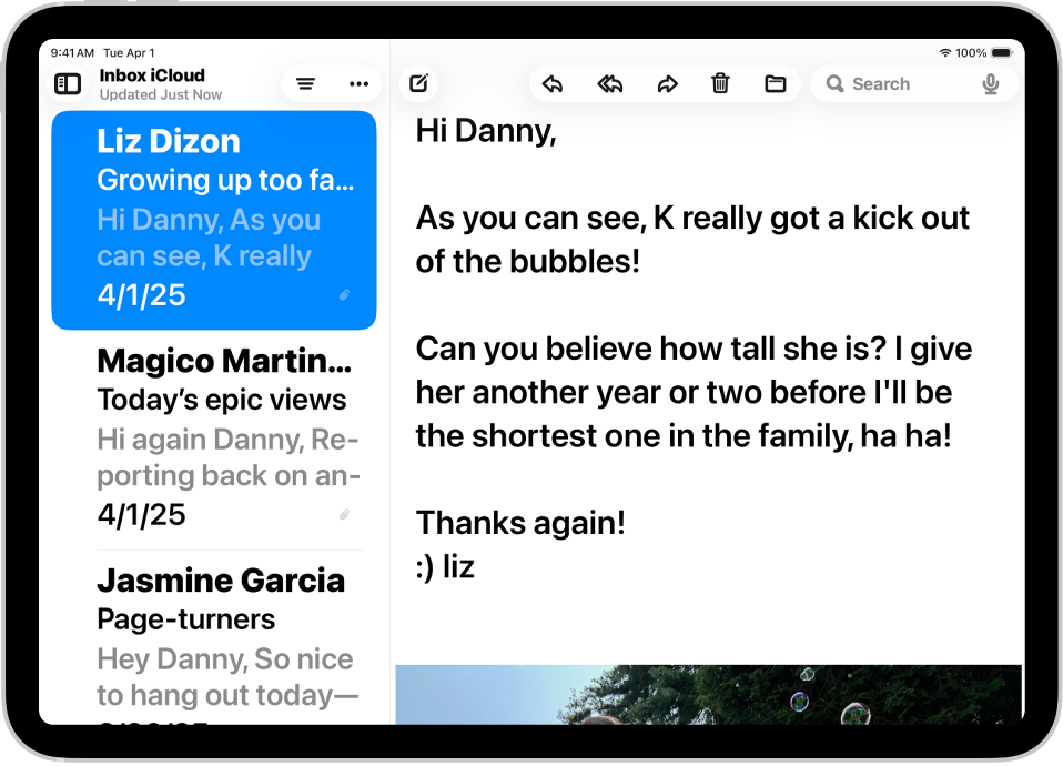 Mail ಆ್ಯಪ್ ತೆರೆದಿರುವ iPad. ಈಮೇಲ್ಗಳನ್ನು ದೊಡ್ಡದಾದ, ಬೋಲ್ಡ್ ಪಠ್ಯದೊಂದಿಗೆ ಪ್ರದರ್ಶಿಸಲಾಗುತ್ತದೆ.