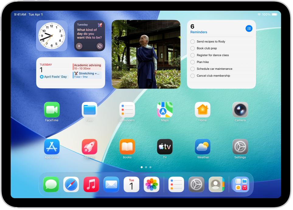 iPad హోమ్ స్క్రీన్. స్క్రీన్ పైభాగంలో గడియారం, జర్నల్, ఫోటోలు, రిమైండర్లు, ఇంకా క్యాలెండర్ కోసం కస్టమైజ్ చేయబడిన విడ్జెట్లు ఉన్నాయి.
