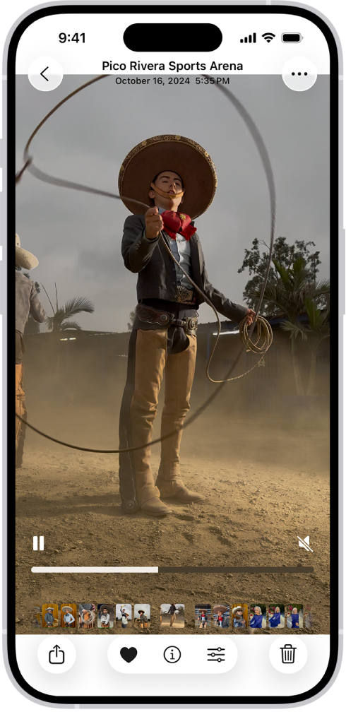 ‘प्ले करा’/‘पॉज करा’ बटण, प्रोग्रेस बार आणि तळाशी म्यूट/व्हॉल्यूम बटण असलेला उघडलेला व्हिडिओ. ब्राउझिंगवर परत जाण्यासाठी वरच्या डाव्या बाजूला ’मागे’ बटण आहे.