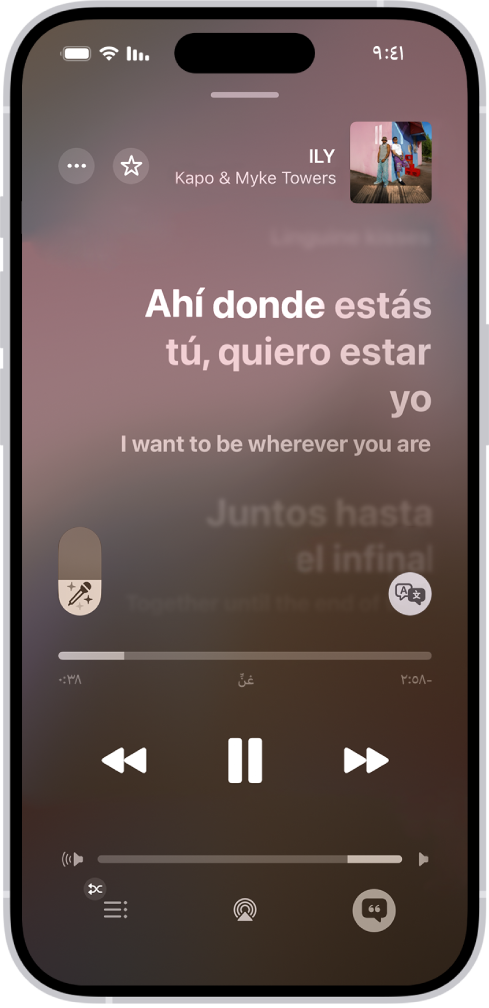 شاشة "قيد التشغيل" يظهر بها شريط تمرير Apple Music Sing على يسار كلمات الأغاني وزر الترجمة والنطق على اليمين. الترجمة قيد التشغيل، يمكنك عرض الترجمة من الإسبانية إلى الإنجليزية. يتم تمييز كلمات الأغنية الجاري تشغيلها حاليًا.