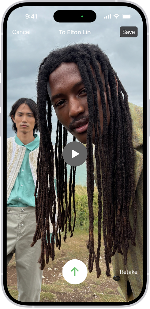 Es mostra la pantalla per enviar un missatge de vídeo gravat a la persona que no t’ha agafat la trucada. A la part superior esquerra es veu el botó “Cancel·la”. A la part superior dreta es veu el botó “Desa”, amb què pots desar el missatge de vídeo a l’app Fotos. Al mig de la pantalla hi ha el botó de reproducció, que et permet previsualitzar el missatge de vídeo abans d'enviar-lo. A la part inferior hi ha els botons “Envia” i “Repeteix”.