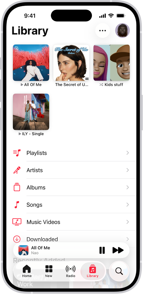 Panel Knihovna se seznamem kategorií: Playlisty, Umělci, Alba, Skladby, Hudební videa a Stažené. Pod seznamem se nachází nadpis Naposledy přidáno. V minipřehrávači se zobrazuje název aktuální skladby a v dolní části tlačítka Pozastavit a Další.