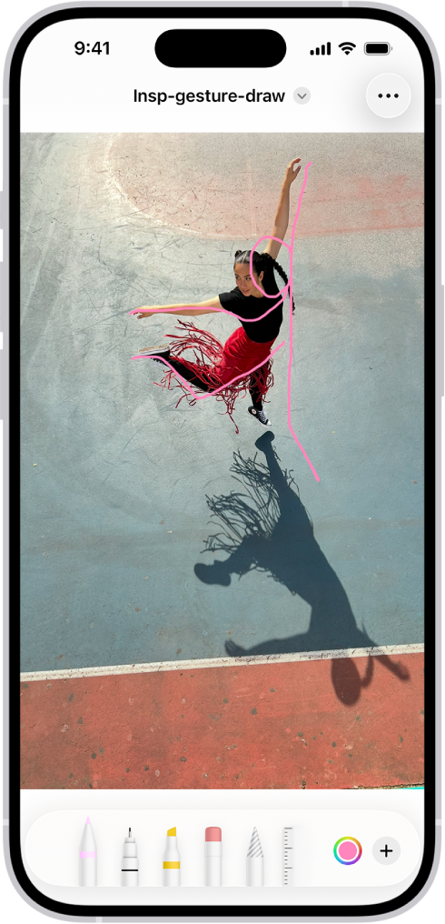 V aplikaci Poznámky je otevřena poznámka a v dolní polovině obrazovky je vidět panel nástrojů Anotace. Zleva doprava jsou zobrazeny tyto anotační nástroje: Pero, Jednoduchá linka, Zvýrazňovač, Guma, Laso, Pravítko a Tužka, následuje tlačítko Výběr barev a tlačítko Přidat.