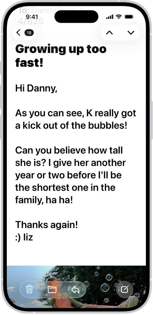 En iPhone med appen Mail åben. En e-mail vises med stor, fed tekst.