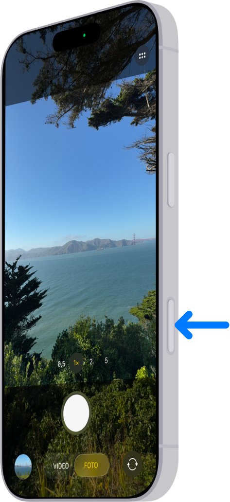 Ein Pfeil deutet an der Seite des iPhone auf die Position der Kamerasteuerung.