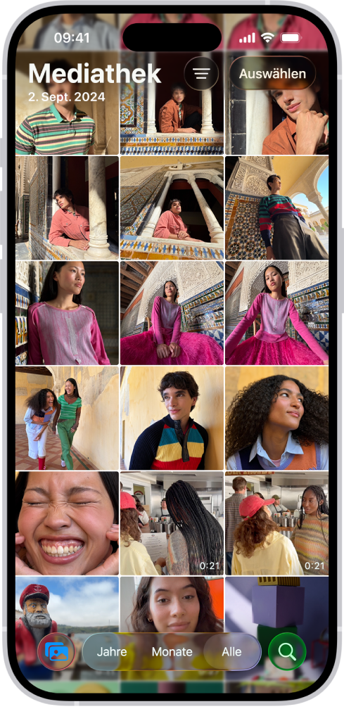 In der App „Fotos“ ist das Raster der Fotomediathek geöffnet. Unten auf dem Bildschirm sind von links nach rechts Tasten zum Anzeigen der Mediathek zu sehen, sortiert nach „Jahre“, „Monate“ und „Alle“. Rechts unten befindet sich die Taste „Suchen“.