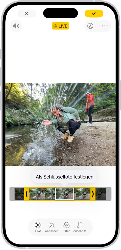 In der App „Fotos“ ist ein Live Photo geöffnet. Unter dem Foto ist die Bildansicht mit der aktiven Taste „Als Schlüsselfoto festlegen“ zu sehen. Mit den Pfeilen an beiden Enden der Bildansicht kann das Live Photo gekürzt werden. Unten auf dem Bildschirm befinden sich die Tasten „Live“, „Anpassen“, „Filter“ und „Zuschneiden“. Die Taste „Live“ ist ausgewählt.